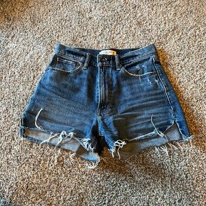Abercrombie 4” mom shorts